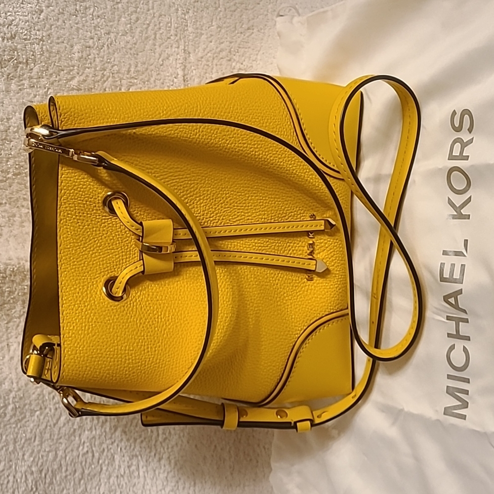 MICHAEL KORS Mercer Gallery Leather Bucket bag in Sunflower